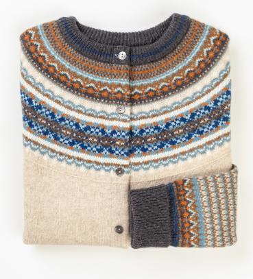 Preview: Cardigan | Strickjacke | Wolljacke | von Eribé of Scotland | Reine Wolle | Fair-Isle Muster | Passe | Norweger Muster | Mulesing free Wool | traditionelle Muster | Ethno Muster | Cardigan Alpine Tango von Eribe